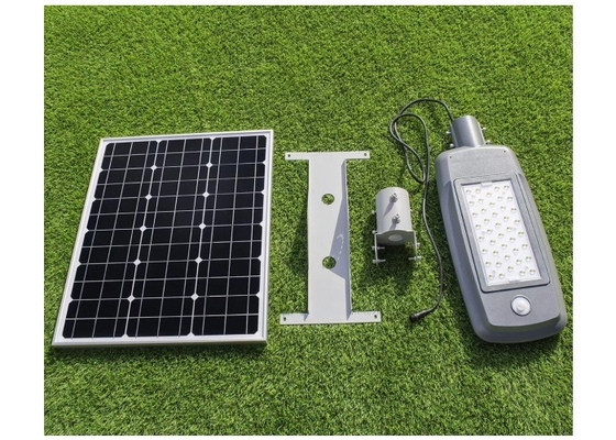 回転太陽電池パネルとの耐久の太陽動力を与えられたLEDの街灯5500K IP65 50W